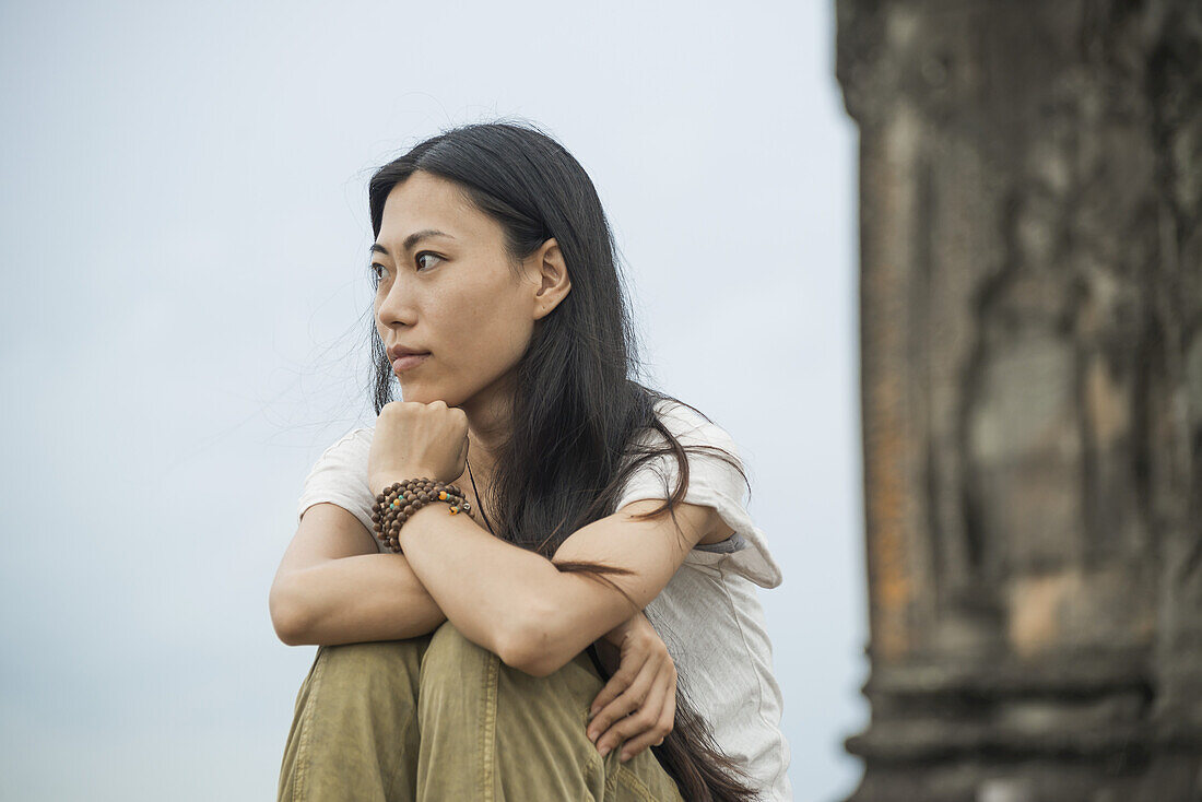 Porträt einer jungen Frau in Phnom Bakheng, einem alten buddhistischen Tempel in der berühmten Angkor-Gegend; Siem Reap, Kambodscha