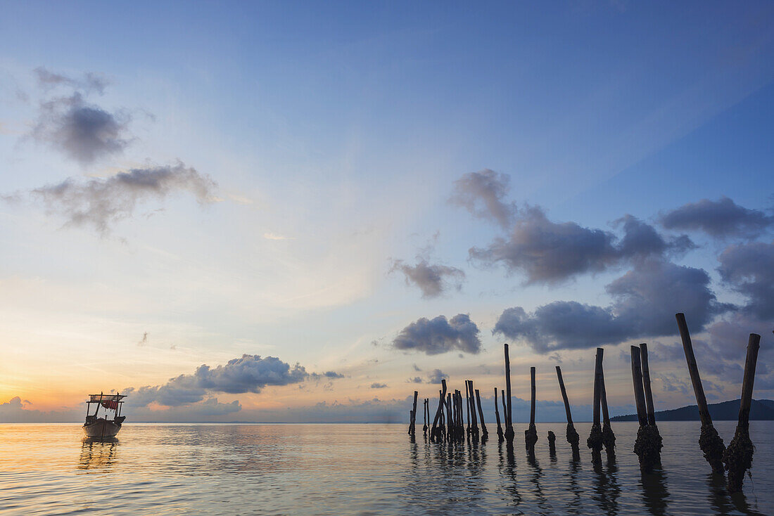 Boot bei Sonnenuntergang vor Tui Beach, Insel Koh Rong; Sihanoukville, Kambodscha