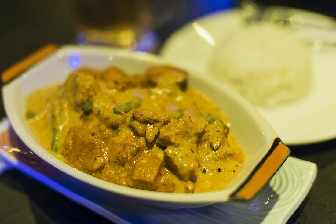 Khmer-Hühnchen-Curry aus einem lokalen Restaurant; Battambang, Kambodscha