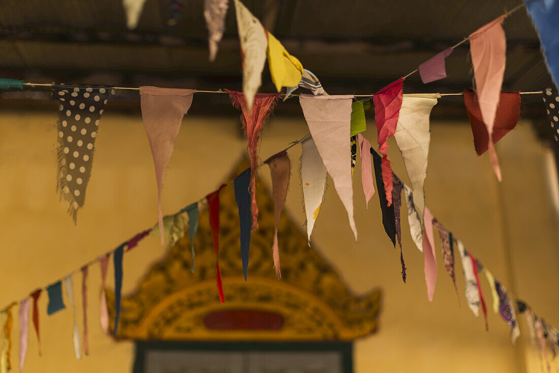 Gebetsfahnen in einem lokalen buddhistischen Tempel; Battambang, Kambodscha