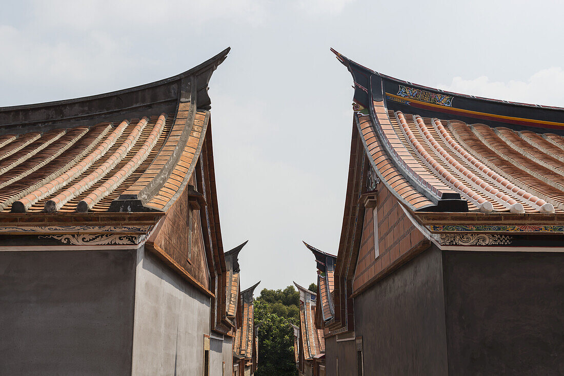 Dach im klassischen taiwanesischen Stil in einem Dorf der Volkskultur; Insel Kinmen, Taiwan