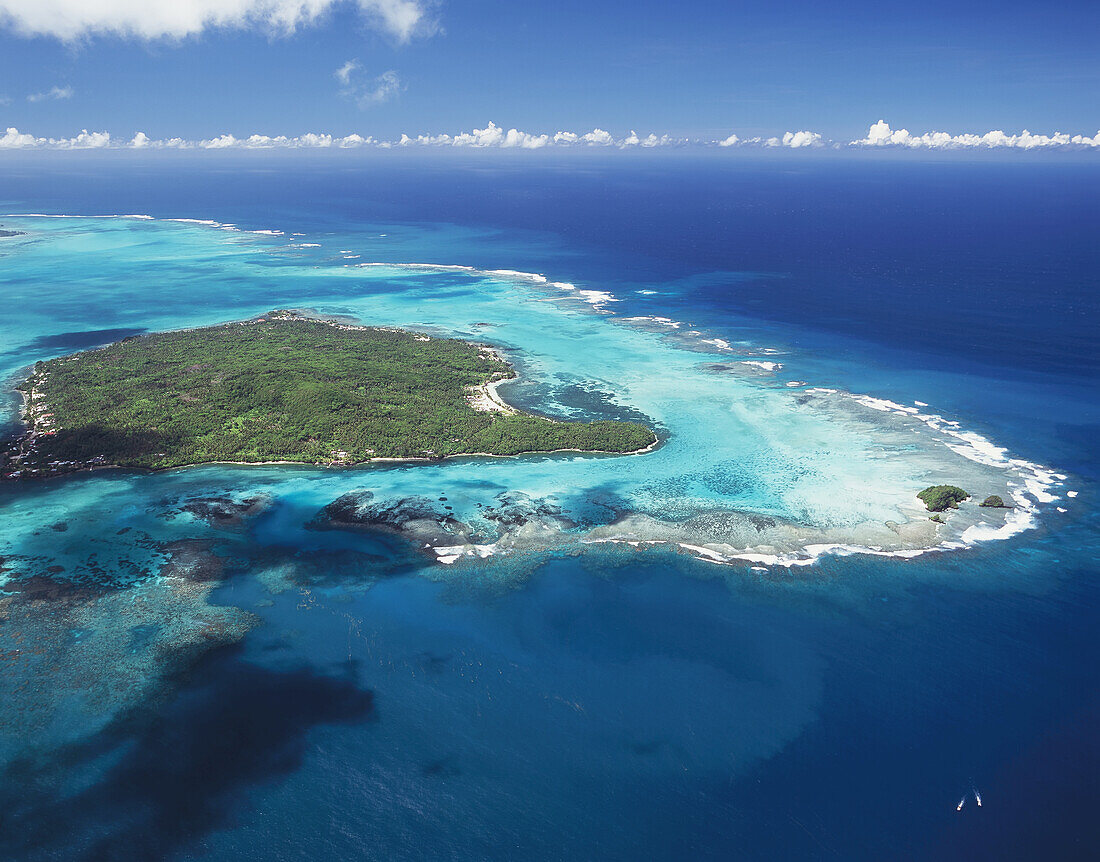 Luftaufnahme der kleinen samoanischen Insel zwischen Upolu und Savaii; Samoa