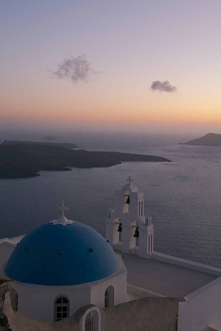 Blaue Kuppelkirche und Glockenturm bei Sonnenuntergang; Firostefani, Sanotrini, Kykladen, Griechische Inseln, Griechenland