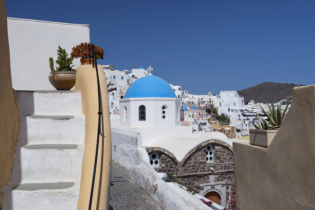 Die blaue Kuppelkirche von St. Nicholas und Bougainvillea um die Treppe; Oia, Santorini, Kykladen, Griechische Inseln, Griechenland