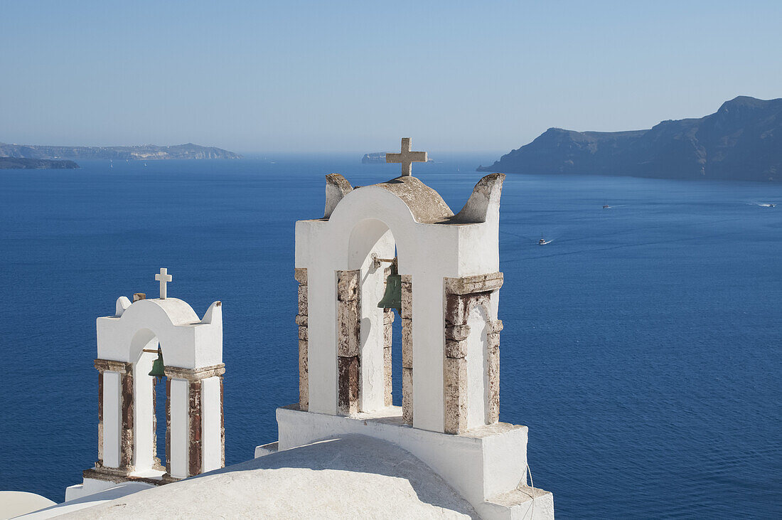 Kirchenglockentürme mit Blick auf die Caldera; Oia, Santorin, Kykladen, Griechische Inseln, Griechenland