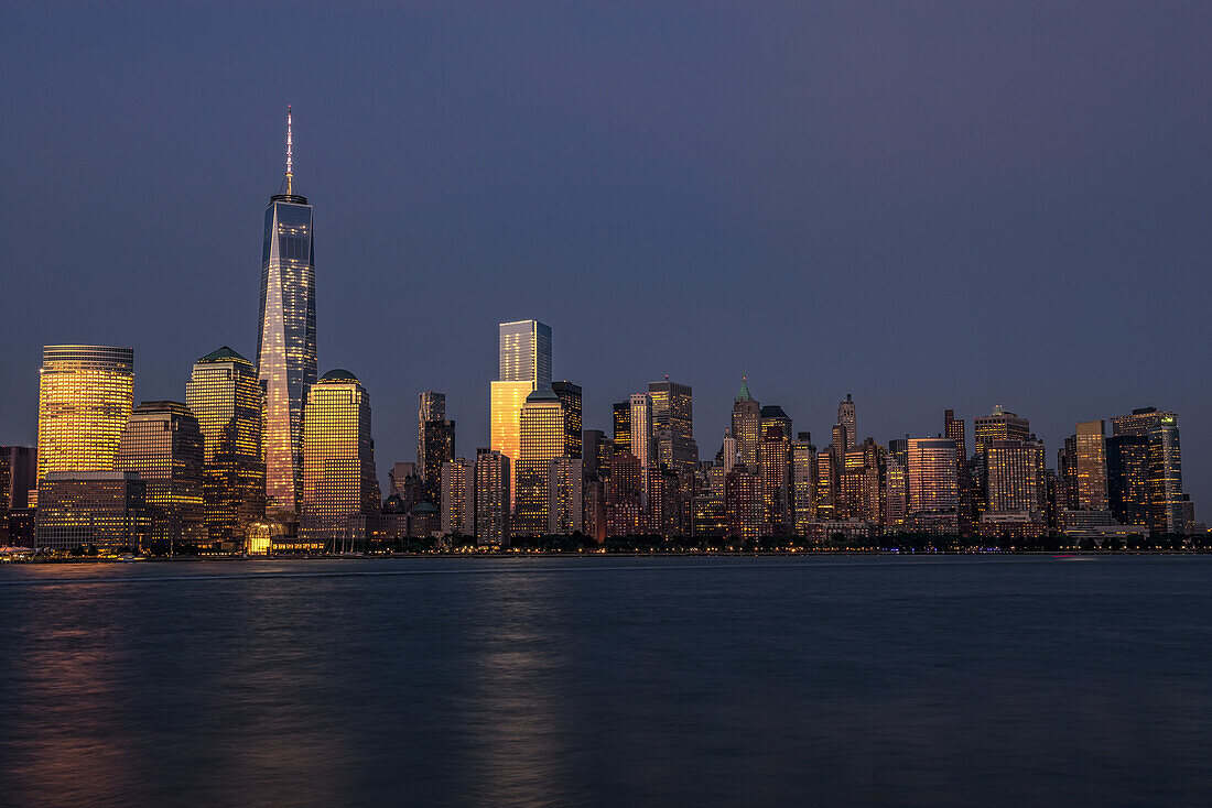 Das New World Trade Center bei Sonnenuntergang von Jersey City, New Jersey aus gesehen; New York City, New York, Vereinigte Staaten von Amerika