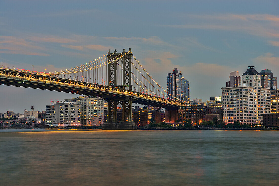 Manhattan Bridge bei Sonnenuntergang; New York City, New York City, Vereinigte Staaten Von Amerika