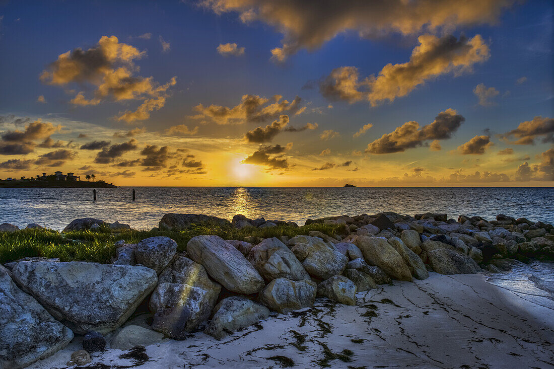 Sonnenuntergang über der Dickenson Bay; St. John's, Antigua, Westindien