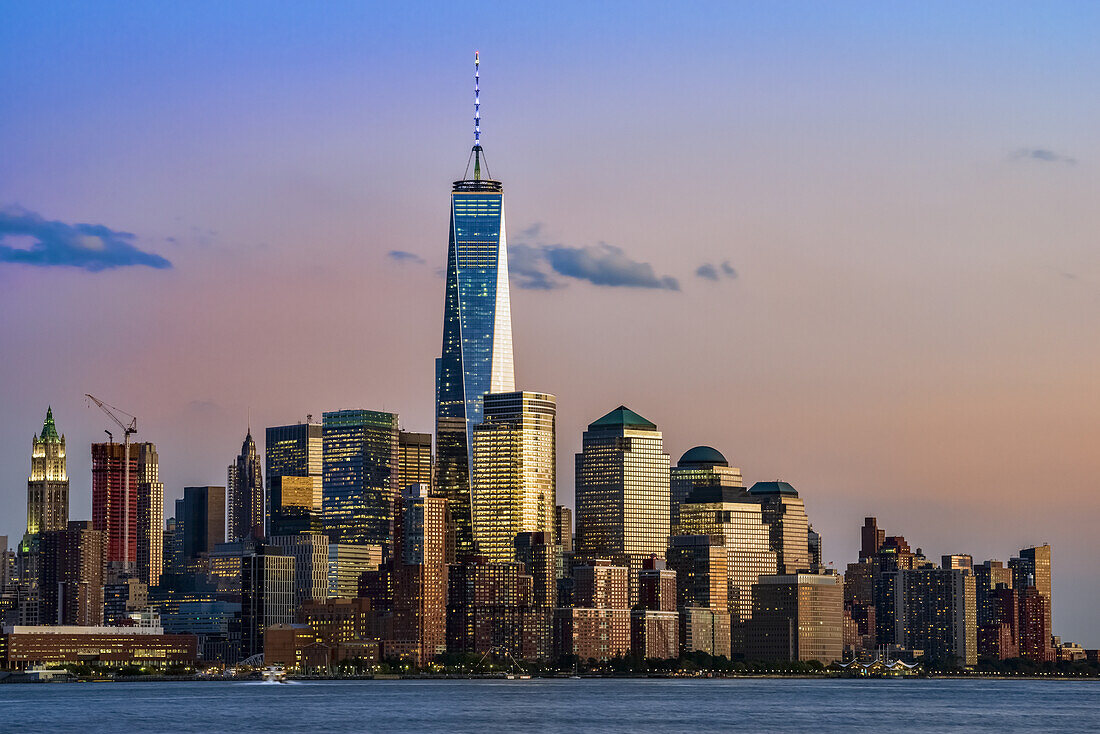World Trade Center und Lower Manhattan bei Sonnenuntergang von Hoboken, New Jersey aus gesehen; New York City, New York, Vereinigte Staaten von Amerika