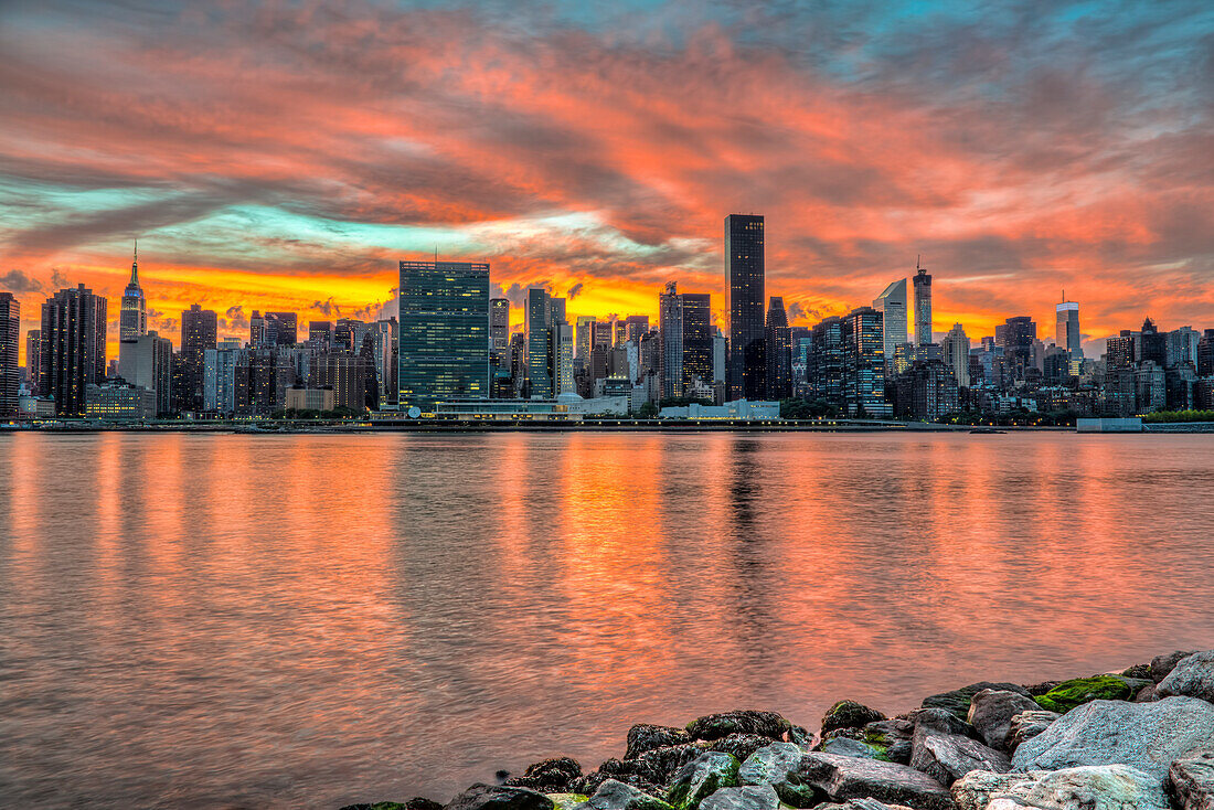 Sonnenuntergang über Manhattan, Gantry Plaza; Long Island City, New York, Vereinigte Staaten Von Amerika