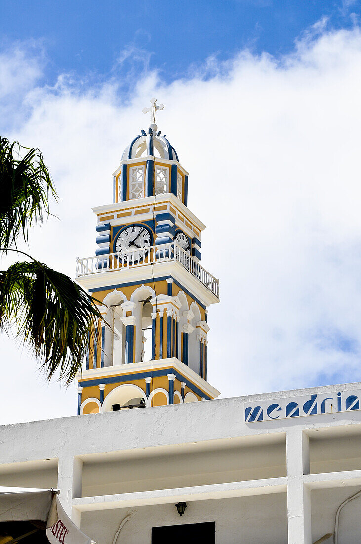 Der Uhrenturm der katholischen Kirche St. Johannes der Täufer; Thera, Insel Santorin, Griechenland