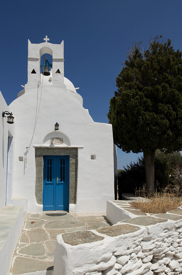 Agios Ionnis, eine kleine weißgetünchte Kirche im Südosten von Sifnos; Sifnos, Kykladen, Griechische Inseln, Griechenland