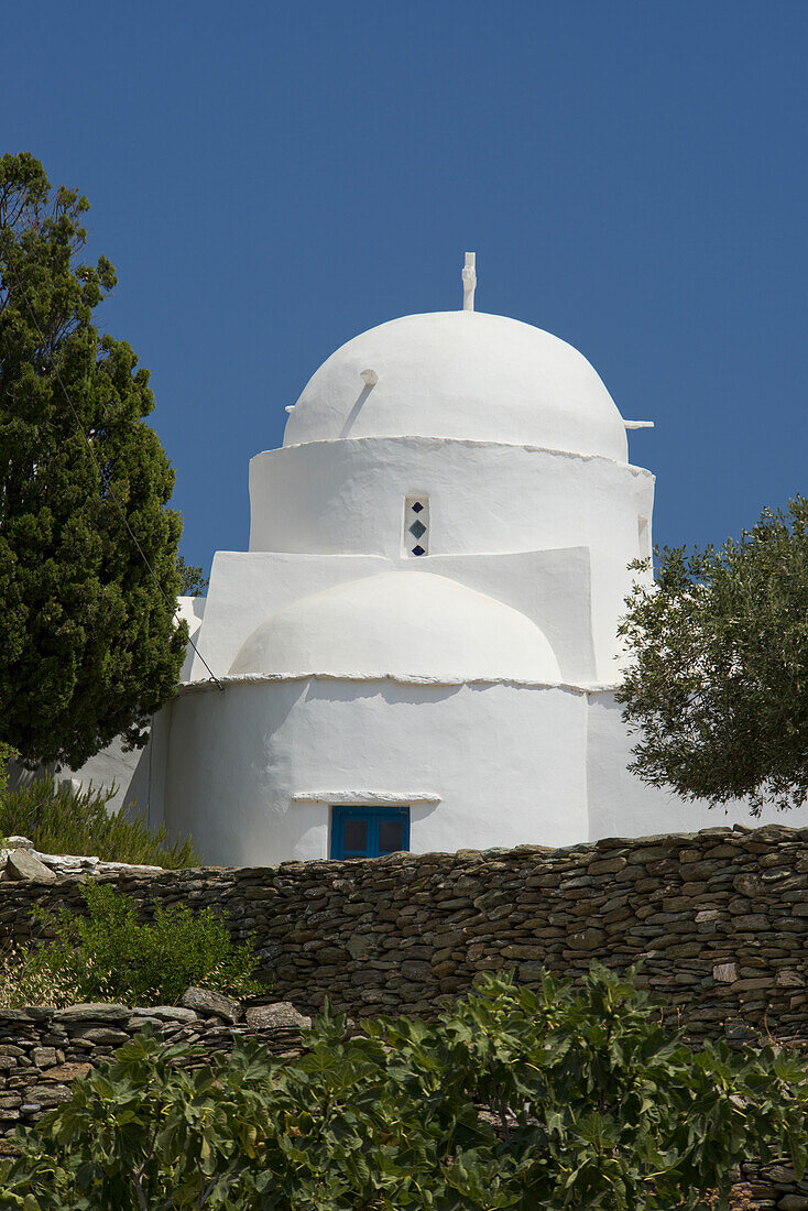 Agios Ionnis, eine weiß getünchte Kirche, umgeben von Steinmauern im Südosten von Sifnos; Sifnos, Kykladen, Griechische Inseln, Griechenland