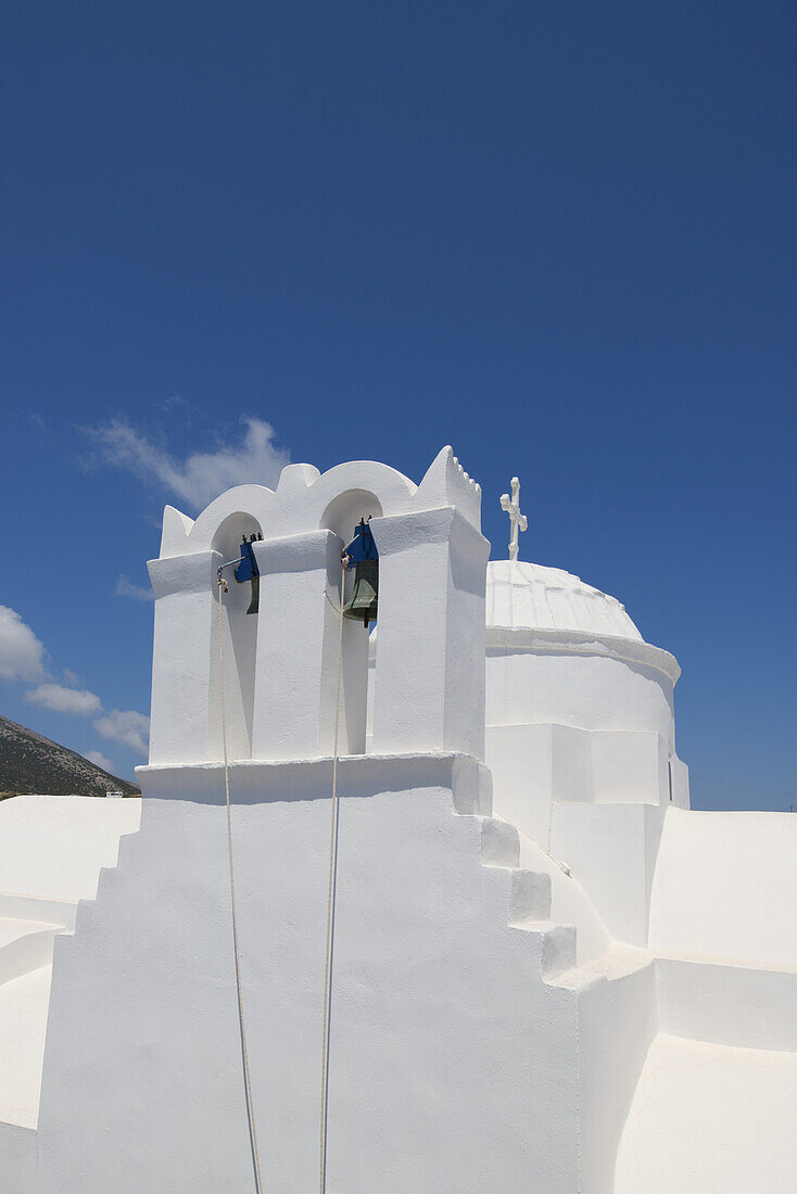 Ein Glockenturm und die Kuppel des Klosters Panayia Vrysiani; Exambela, Sifnos, Kykladen, Griechische Inseln, Griechenland