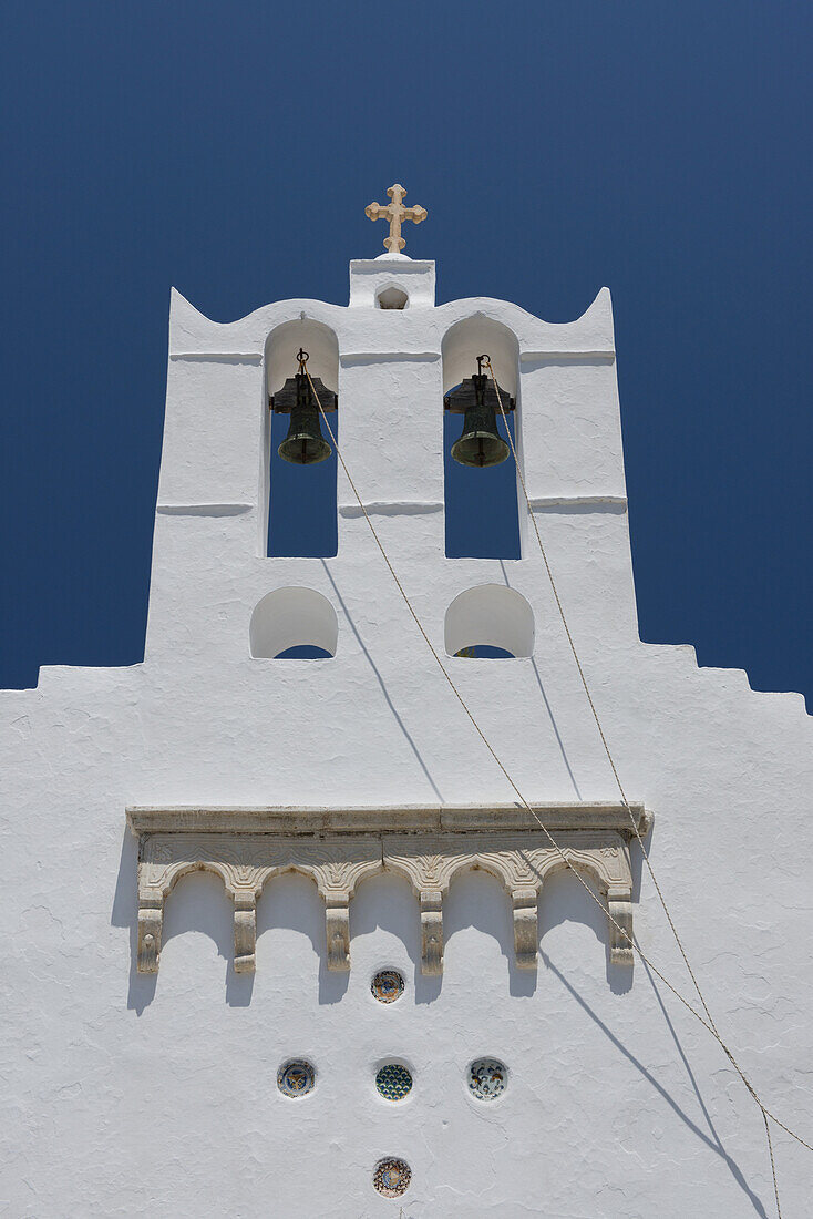 Weißes Kirchengebäude mit Glockenturm; Sifnos, Die Kykladen, Die Griechischen Inseln, Griechenland