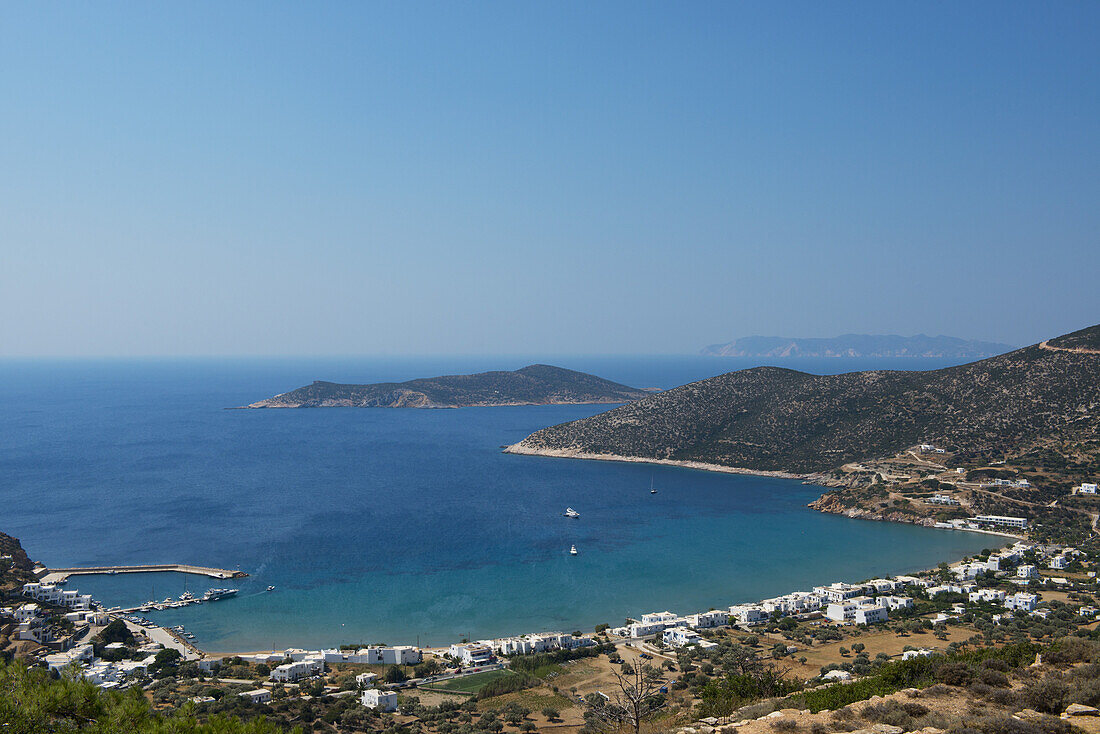 Ansicht von Platis Ghialos auf der Insel Sifnos; Sifnos, Kykladen, Griechische Inseln, Griechenland