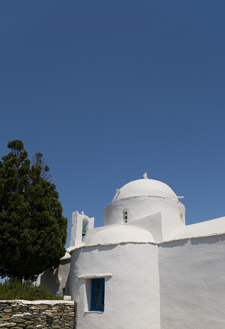 Agios Ionnis, eine weiß getünchte Kirche im Südosten von Sifnos; Sifnos, Kykladen, Griechische Inseln, Griechenland