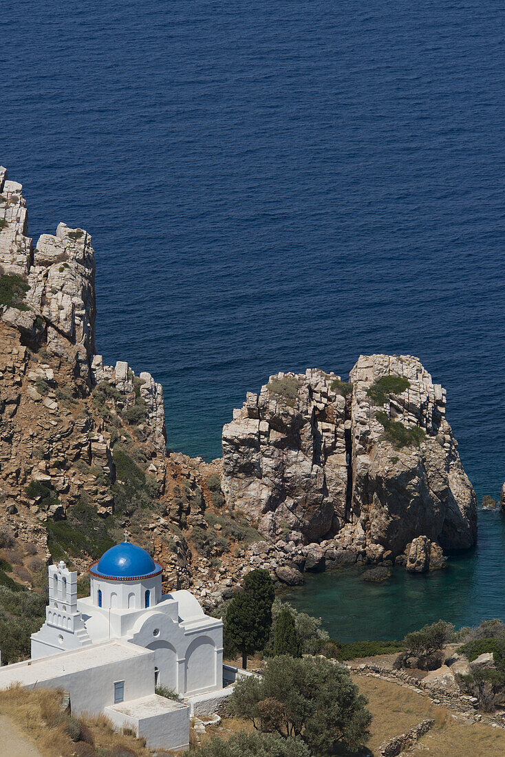 Die blaue Kuppelkirche am Rande des Wassers; Panayia Poulati, Sifnos, Kykladen, Griechische Inseln, Griechenland
