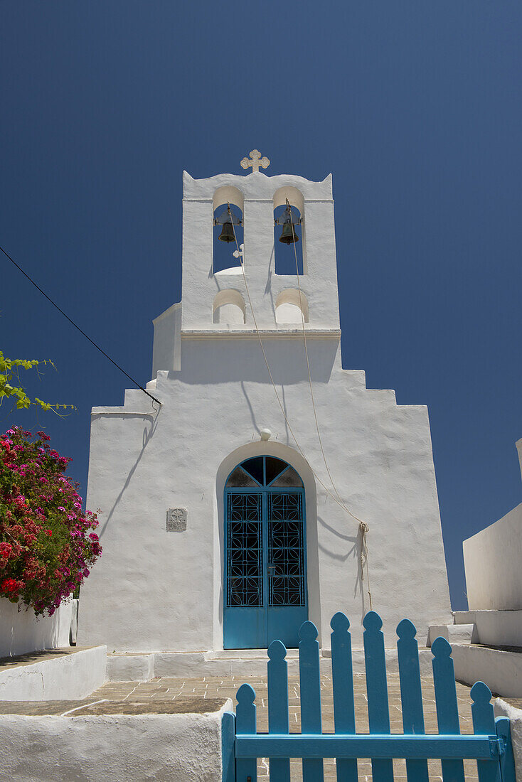 Eine weiß getünchte Kirche auf der Insel Sifnos; Sifnos, Kykladen, Griechische Inseln, Griechenland