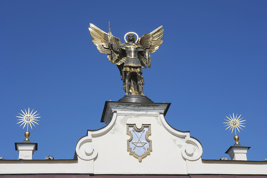 Denkmal mit einer Statue des Erzengels Michael auf dem Unabhängigkeitsplatz; Kiew, Ukraine