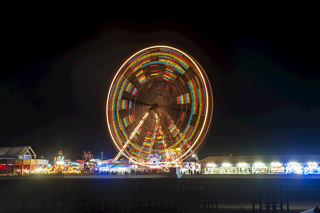 Beleuchtetes buntes Riesenrad, Central Pier; Blackpool, Lancashire, England