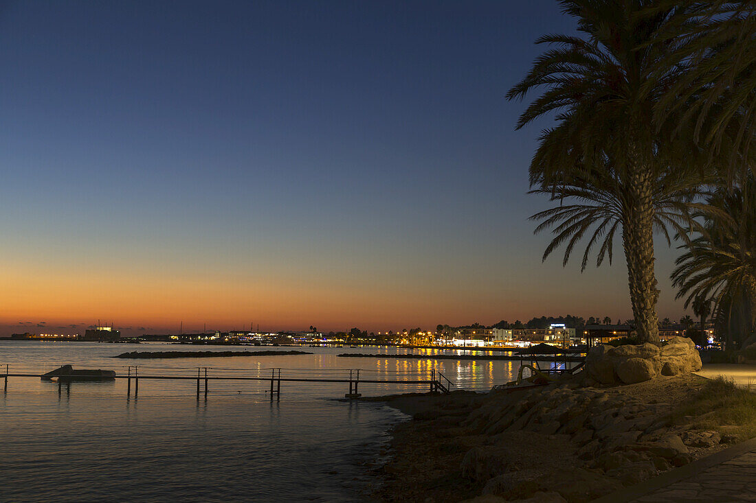 Die Sonne geht über dem Hafen unter; Paphos, Zypern