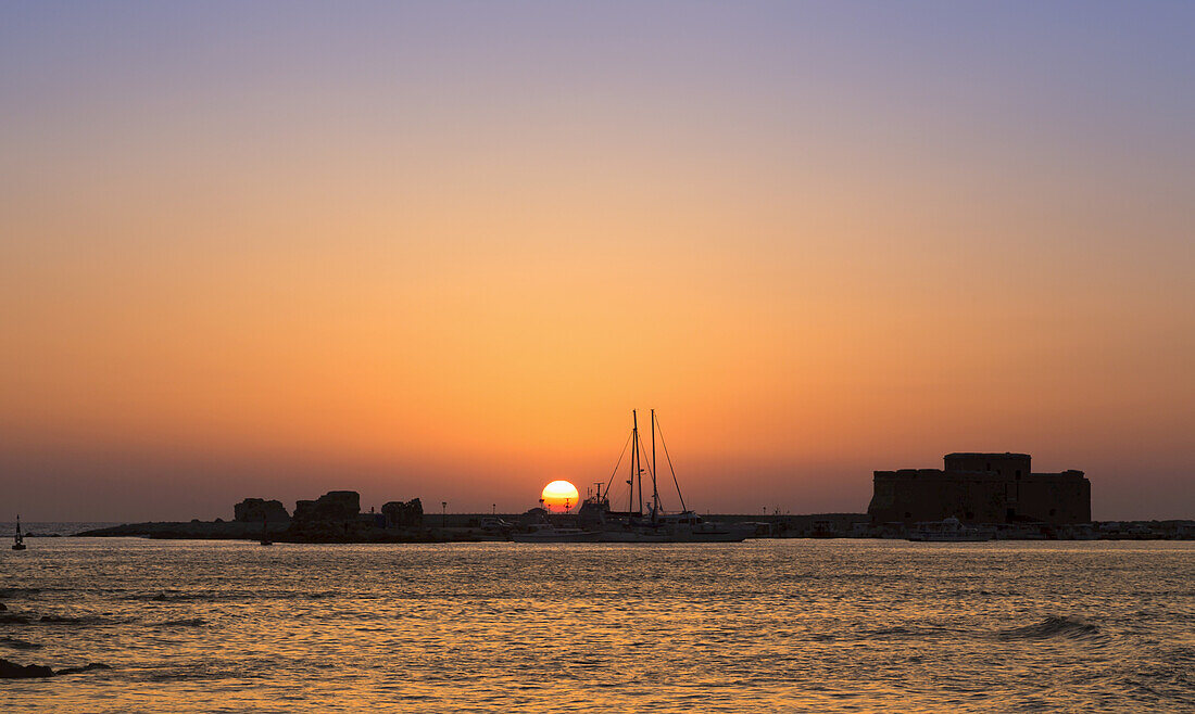 Dramatischer und farbenfroher Sonnenuntergang über dem Hafen; Paphos, Zypern