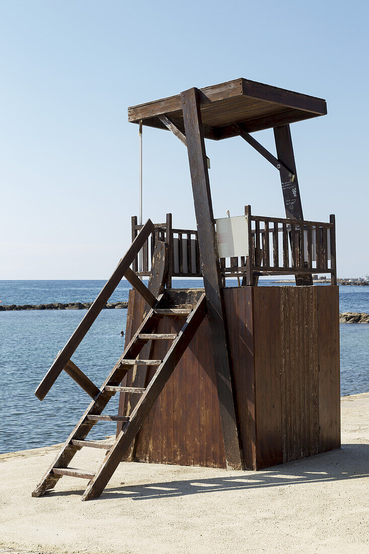 Hölzerne Rettungsschwimmerstruktur am Wasser; Paphos, Zypern