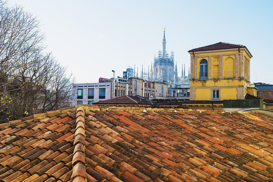 Hausdach und Mailänder Dom in der Ferne; Mailand, Lombardei, Italien