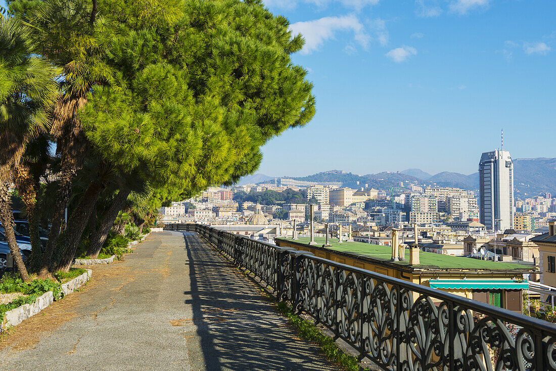 Weg mit Blick auf die Stadt; Genua, Ligurien, Italien