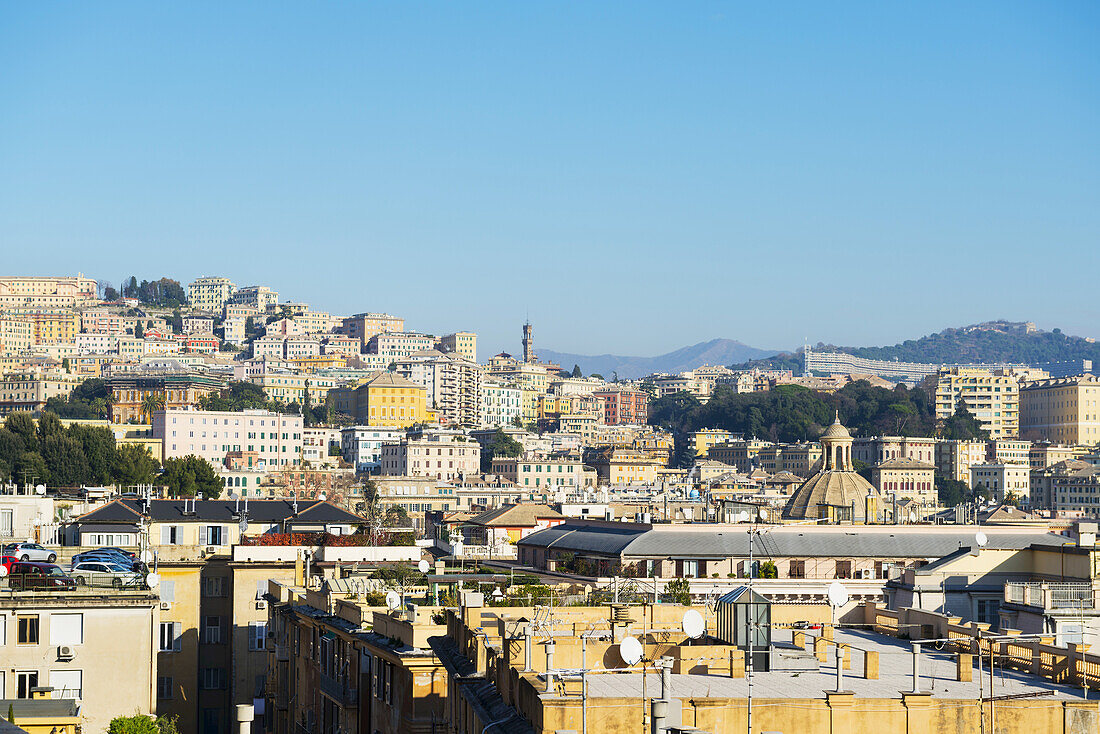 Stadtbild gegen einen blauen Himmel; Genua, Ligurien, Italien