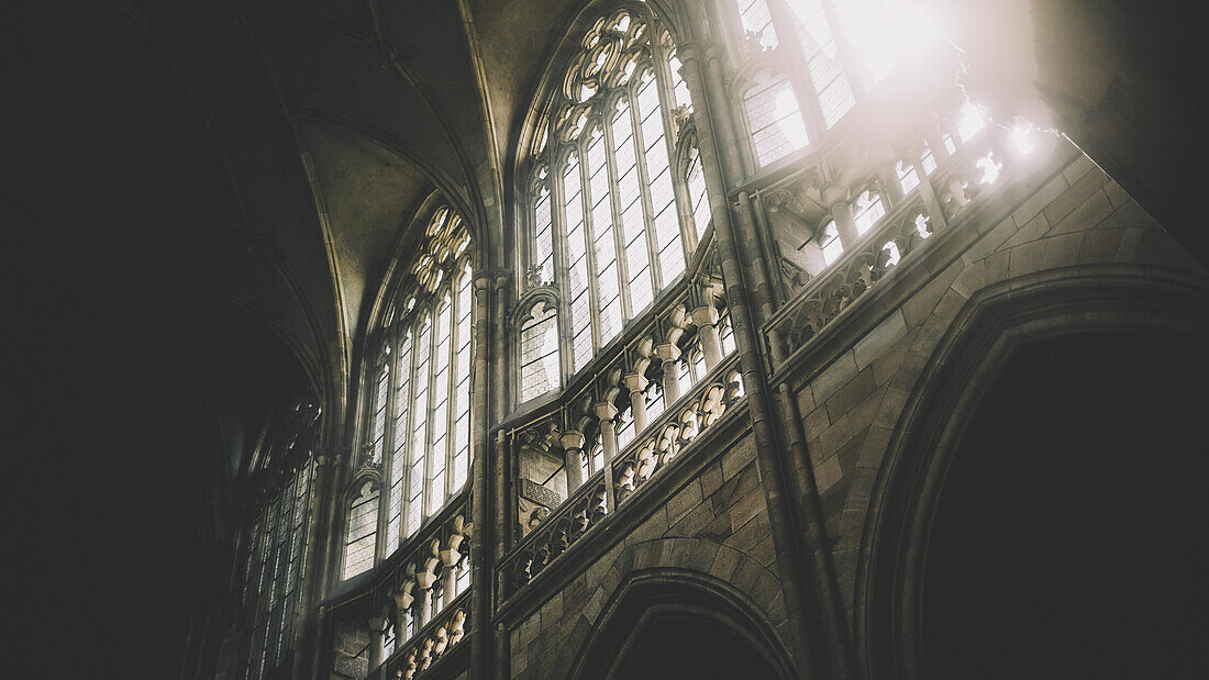 Tageslicht durch die Fenster der St.-Veits-Kathedrale auf der Prager Burg; Prag, Tschechische Republik
