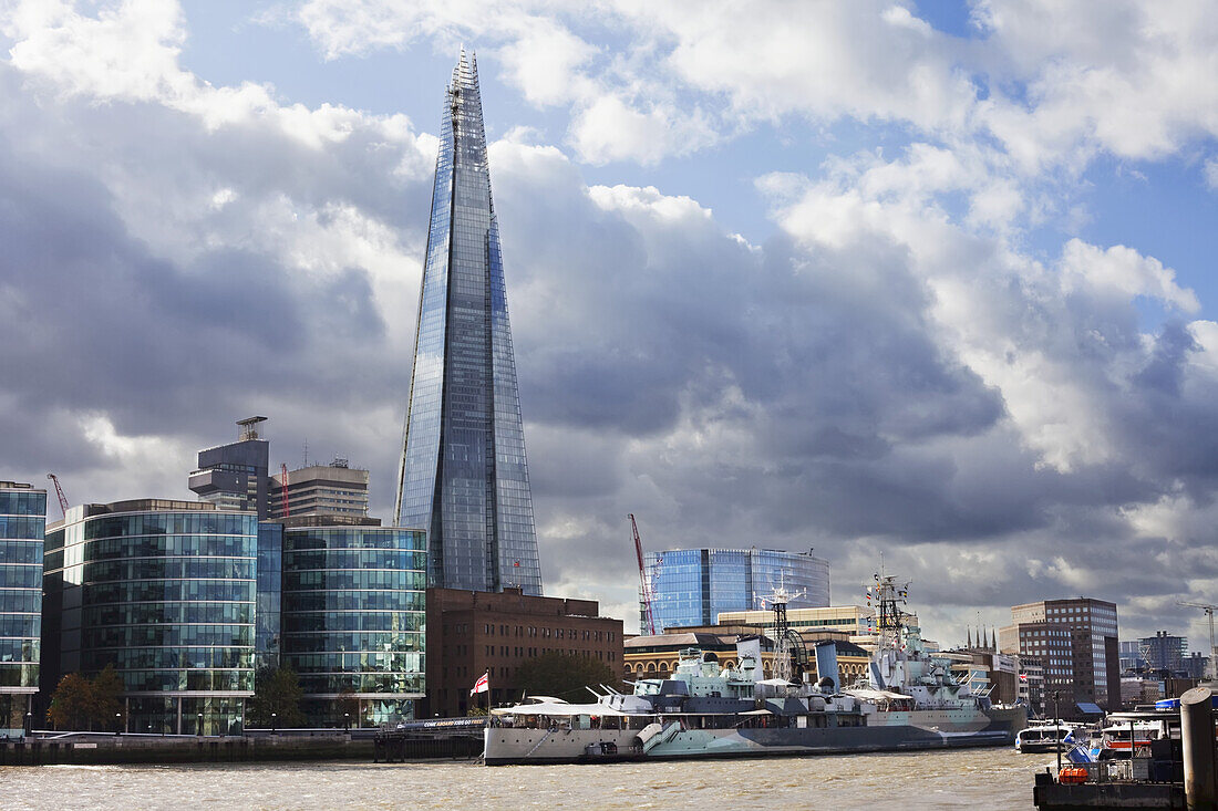 Der Shard jenseits der Themse; London, England