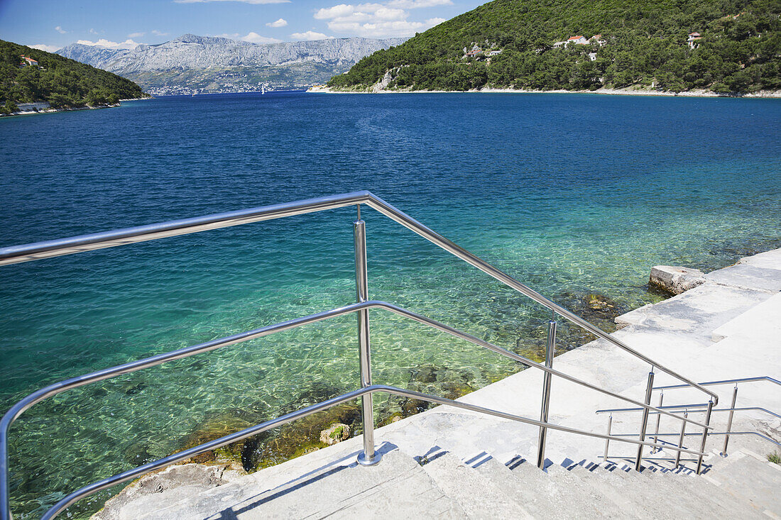 Stufen zu einer Plattform zum Schwimmen im Adriatischen Meer; Pucisca, Brac, Kroatien