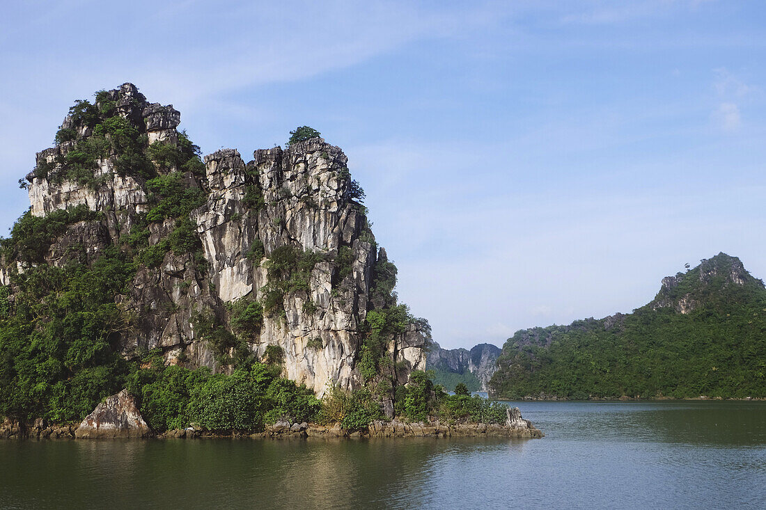 Schroffe Felsklippen; Ha Long Bay, Vietnam