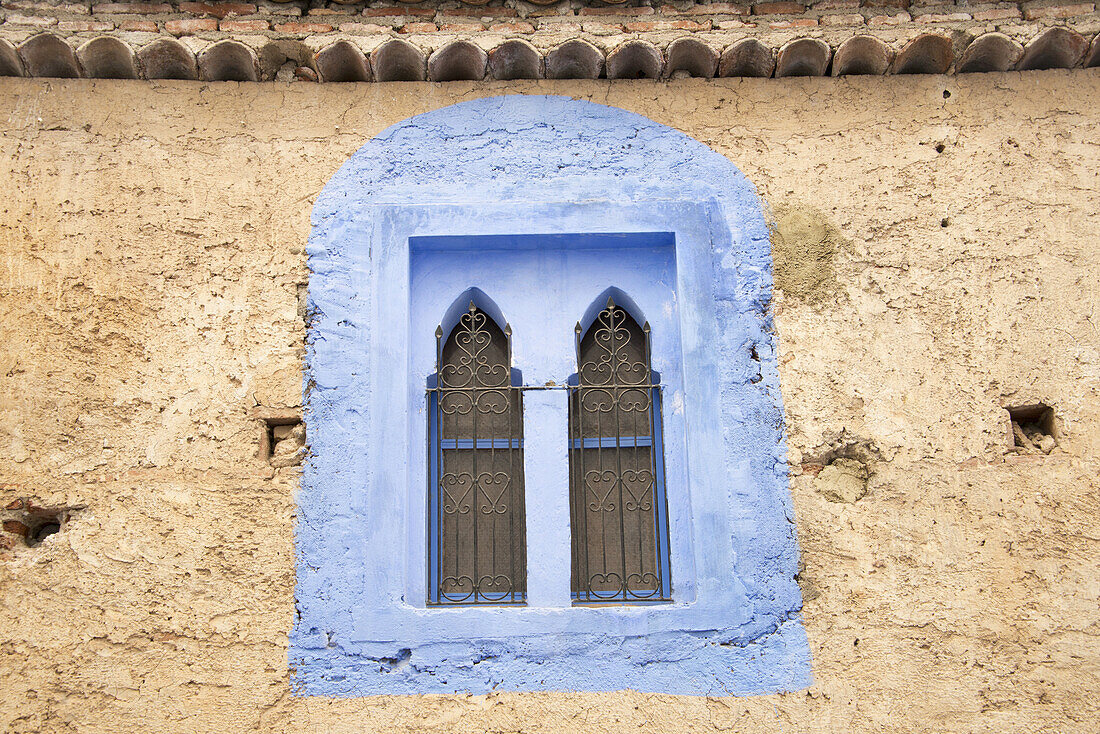 Blick auf ein blau bemaltes Fenster in einer rustikalen Wand; Chefchaouen, Marokko