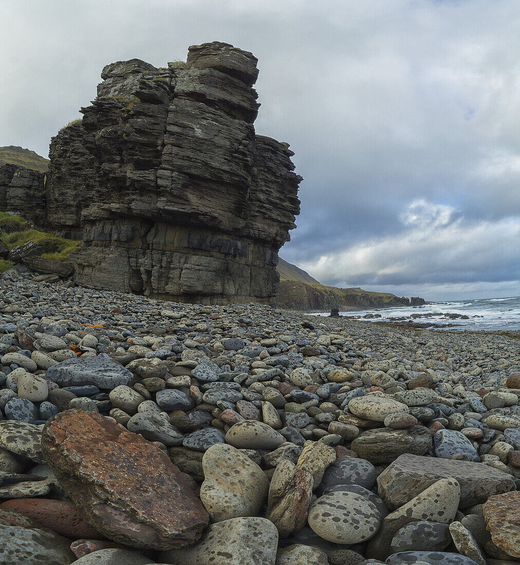 Schornsteine und bunte Felsen entlang der Küste von Island in den Westfjorden; Island
