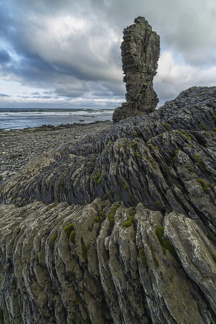 Schornsteine erheben sich über die Küstenlinie entlang der Strandir-Küste in den Westfjorden; Island