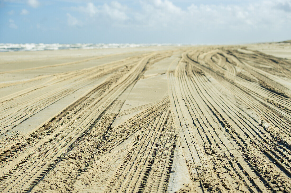 Reifenspuren im Sand am Casino Beach, dem längsten Strand der Welt; Rio Grande Do Sul, Brasilien