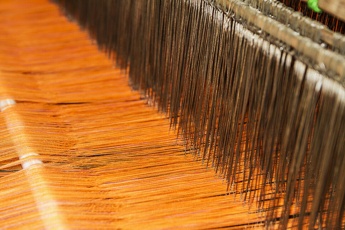 Traditionelles Lurik-Tuch, das auf einem Webstuhl in einer Lurik-Werkstatt im Dorf Cawas, Klaten, Zentral-Java, Indonesien, gewebt wird
