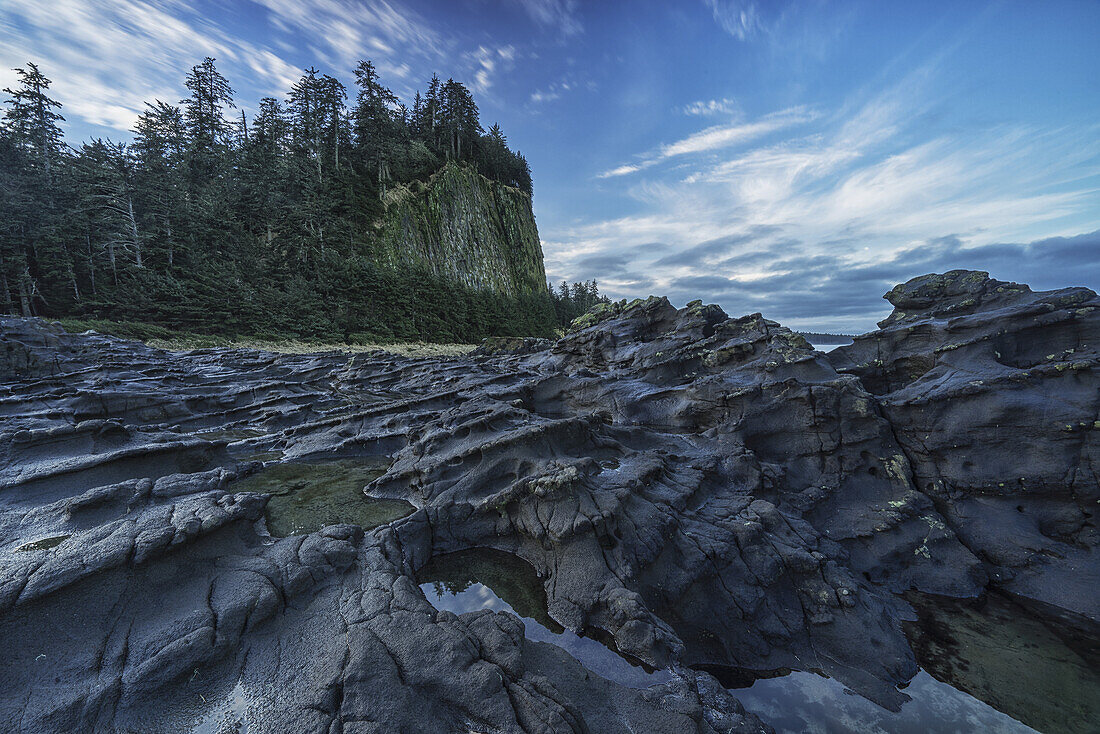 Das vulkanische Grundgestein in der Nähe von Tow Hill bei Sonnenaufgang, Naikoon Provincial Park, Haida Gwaii; Masset, British Columbia, Kanada