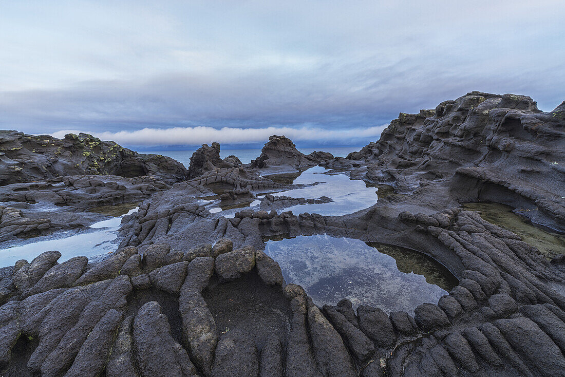 Das vulkanische Grundgestein in der Nähe von Tow Hill, Haida Gwaii bei Sonnenaufgang, Naikoon Provincial Park; Masset, British Columbia, Kanada