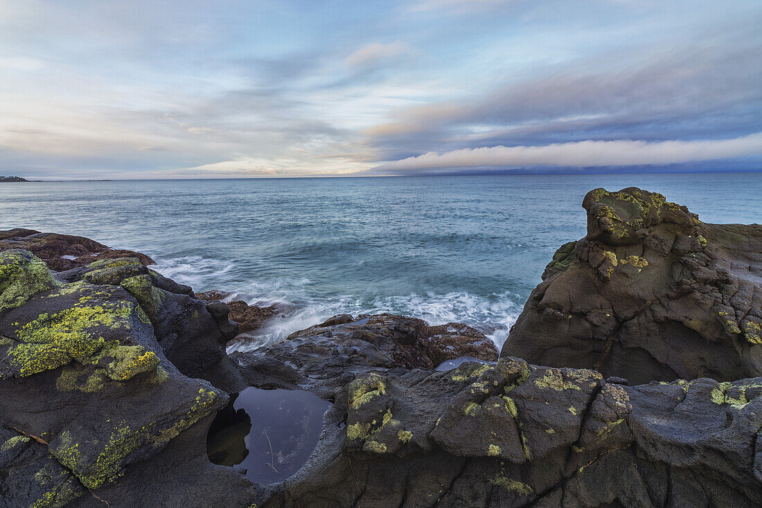 Das vulkanische Grundgestein in der Nähe von Tow Hill, Haida Gwaii bei Sonnenaufgang, Naikoon Provincial Park; Masset, British Columbia, Kanada