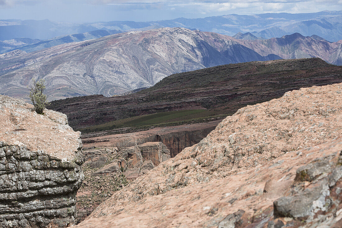Die felsige und wilde Landschaft und die Ausblicke des Toro Toro Nationalparks; Bolivien