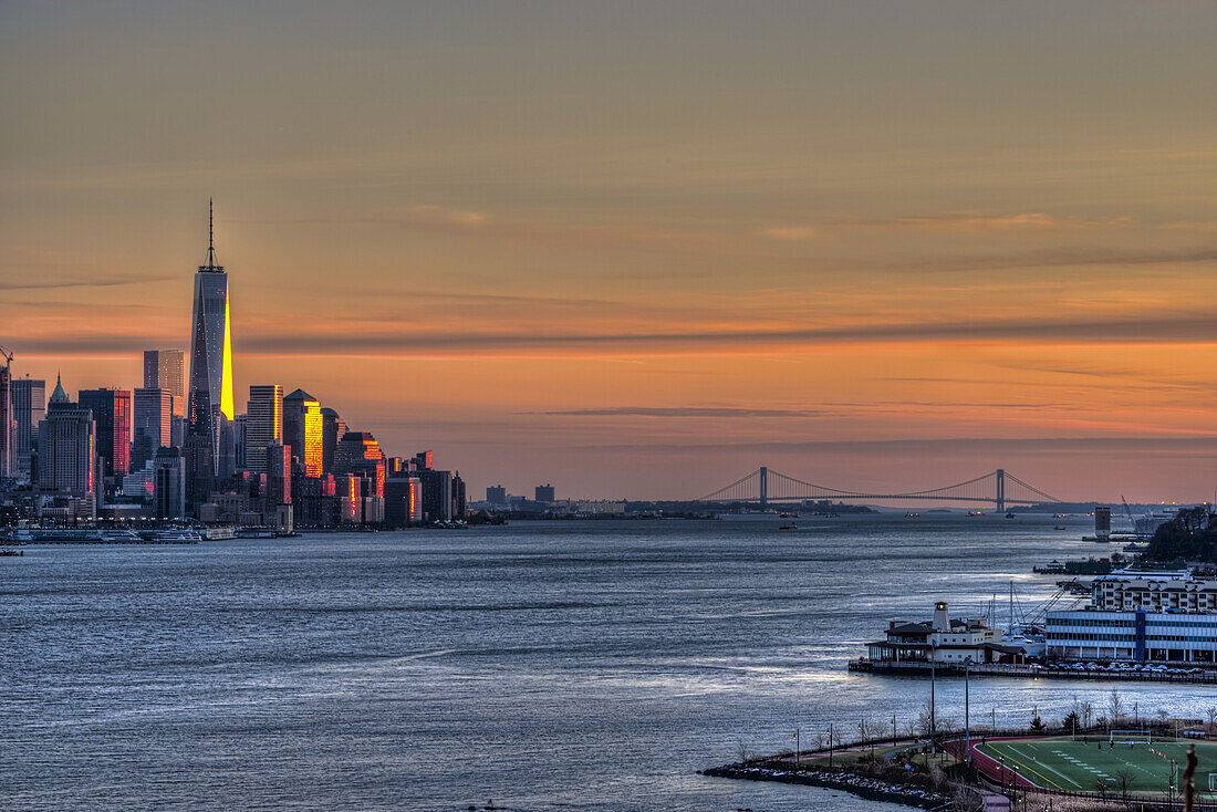 Sonnenuntergang über Lower Manhattan und der Verrazano-Narrows Bridge; Weehawken, New Jersey, Vereinigte Staaten Von Amerika