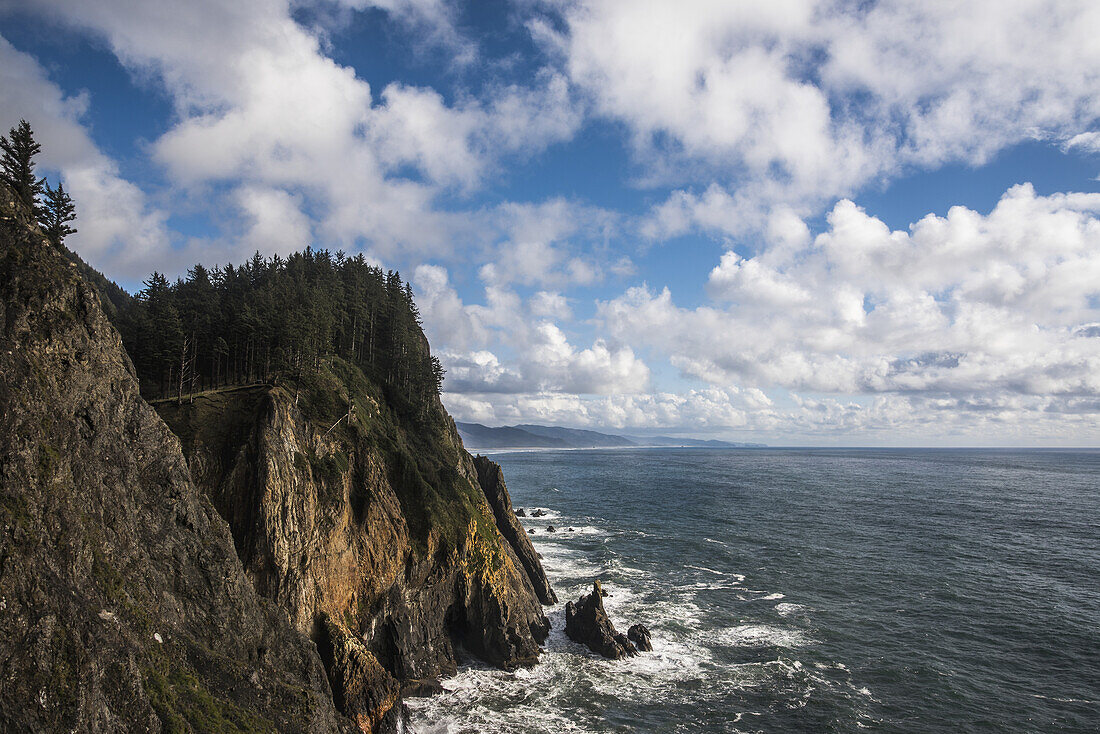 Verstreute Wolken ziehen über die Küste von Oregon; Manzanita, Oregon, Vereinigte Staaten Von Amerika