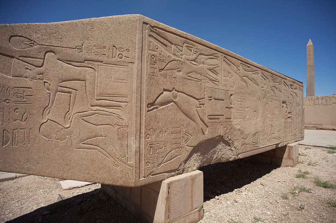 Geschnitztes Relief der Königin Hatschepsut, die von Gott Amun gekrönt wird, Hatschepsuts umgefallener Obelisk, Karnak-Tempel; Luxor, Ägypten