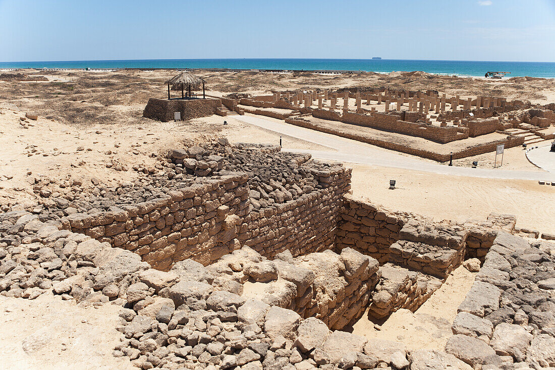 Große Hofmoschee vom Tempel aus gesehen, Archäologischer Park Al Baleed; Salalah, Dhofar, Oman