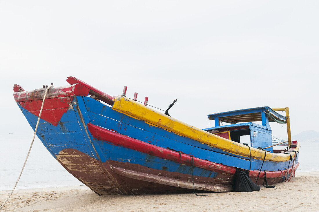 Fischerboot am Strand; Xiamen, Fujian-Provinz, China