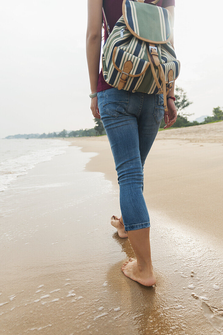 Chinesisches Mädchen, das am Strand von Xiamen spazieren geht; Xiamen, Fujian-Provinz, China